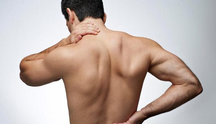 Un'ernia intervertebrale si manifesta con mal di schiena e contribuisce al deterioramento della potenza